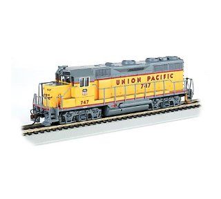 Bachmann Trains EMD GP35 Diesel Locomotive Union Pacific #747: Toys & Games