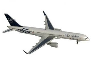 Gemini Jets Delta B757 200W Diecast Aircraft, Skyteam Livery, 1:2000 Scale: Toys & Games