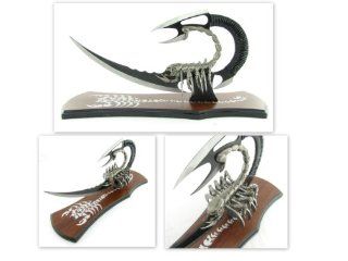 Riddick Scorpion Claw   Riddick Skorpion Kralle   Riddick Scorpion Showteil in Stahl + ein kostenloser Aufsteller   37 cm Krallenlnge   schwarz + silber lackiert: Küche & Haushalt